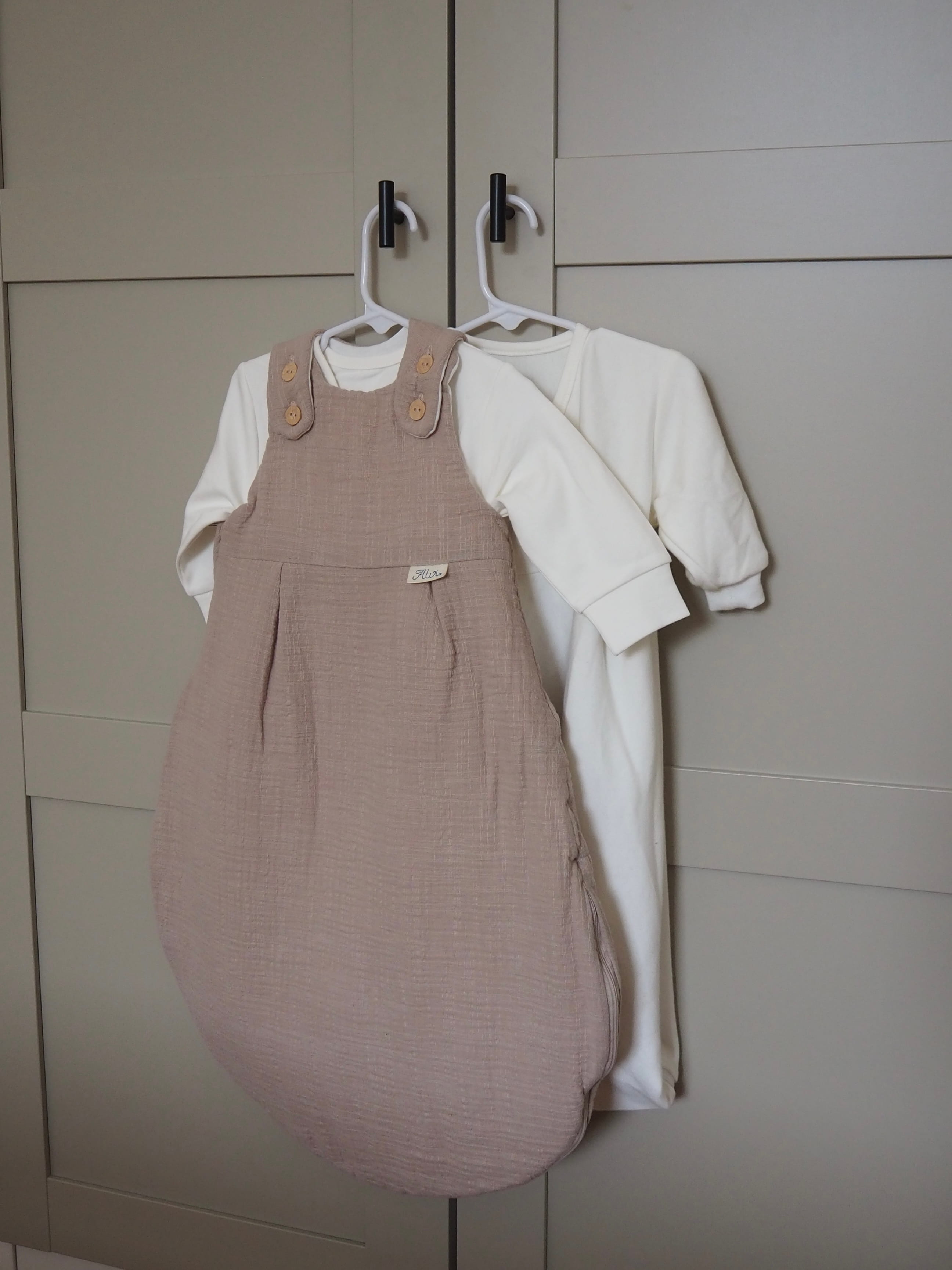 Wie ziehe ich mein Baby nachts an?