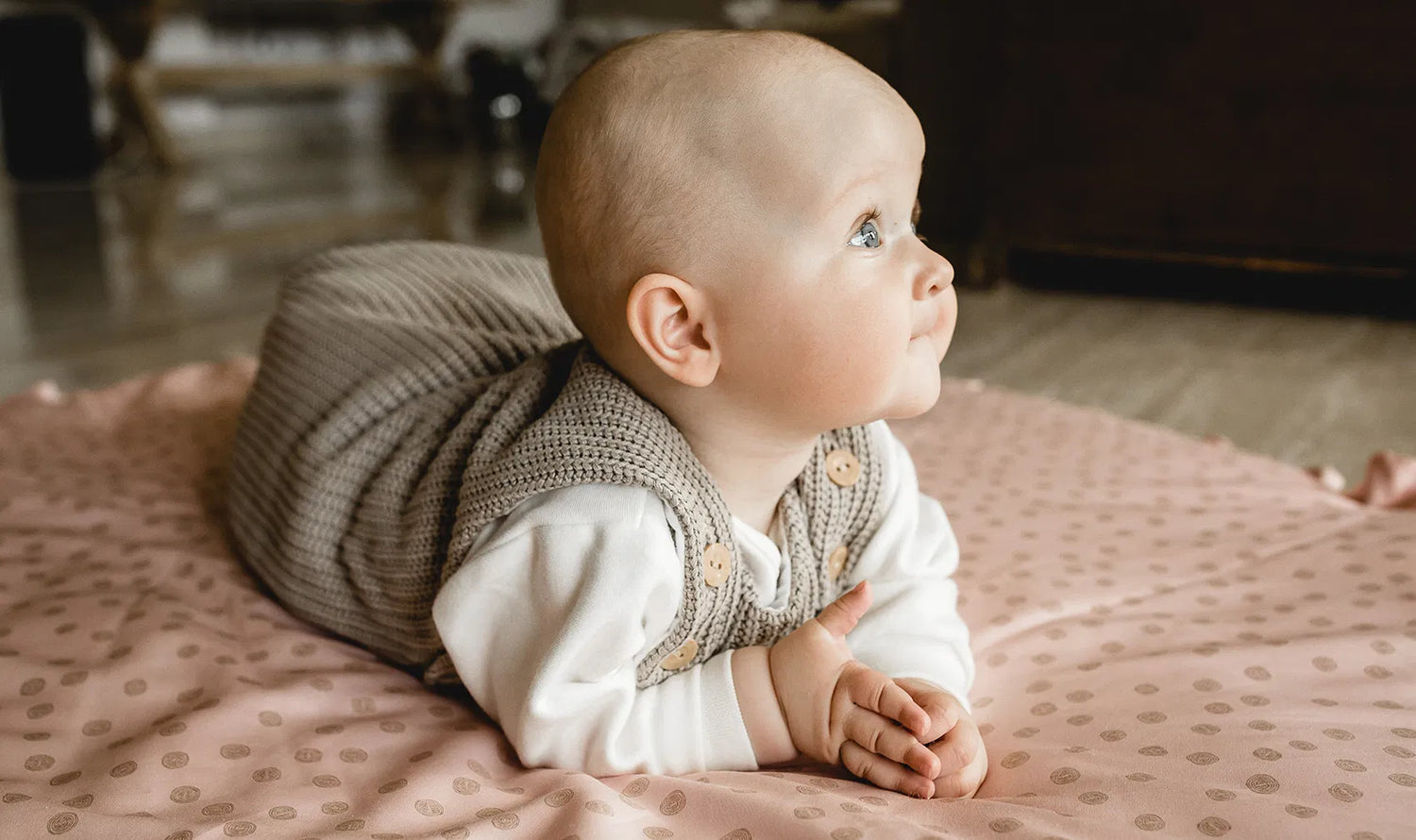 Ab wann sollte ich mein Baby auf Krabbeldecken legen?