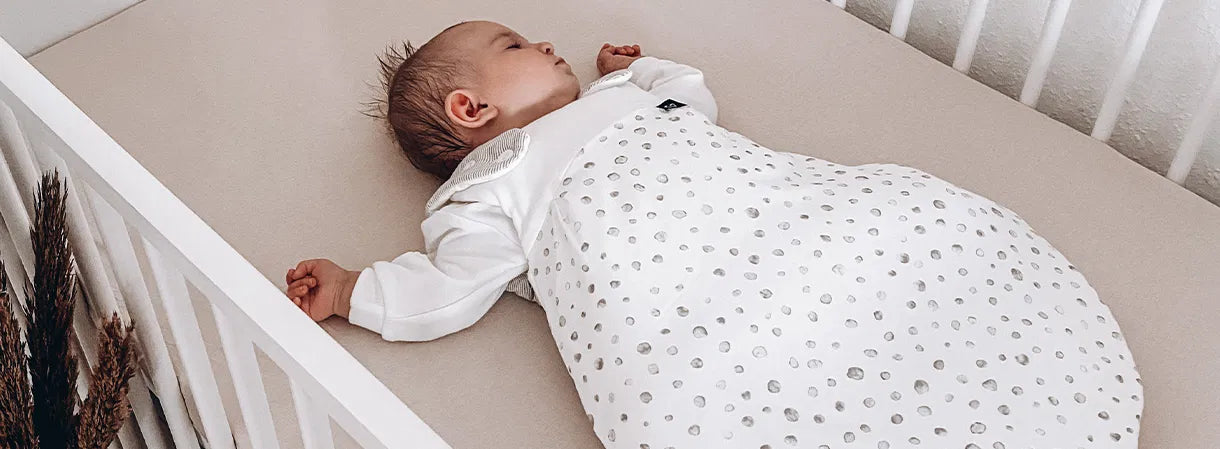 Was trägt das Baby im Bett?