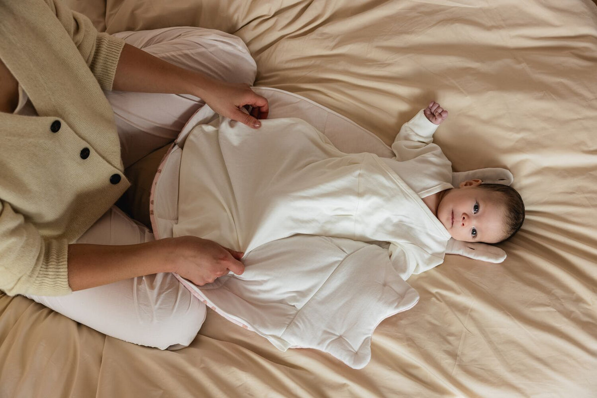 Wie Sie Ihr Baby vor dem Wundkratzen schützen können.