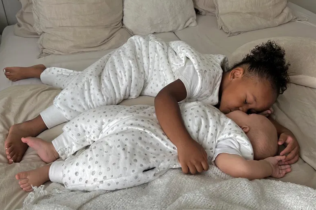 Babyschlafsack: Mit oder ohne Füße?