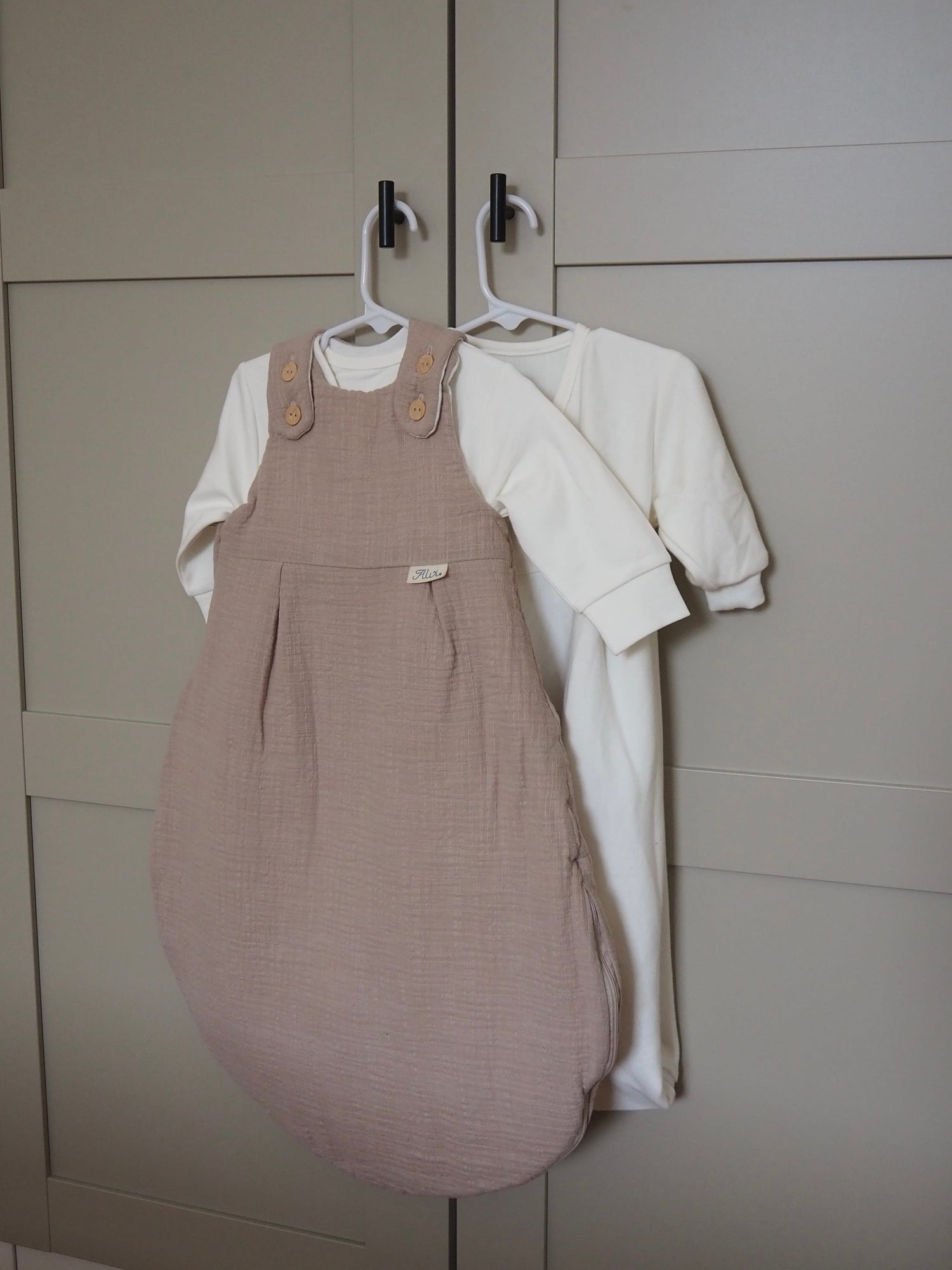 Wie ziehe ich mein Baby nachts an?